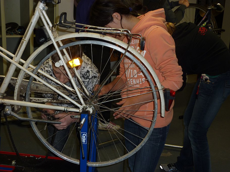 Montage eines Fahrrads durch Schüler im Profilunterricht