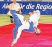 Bild: Spektakulär: Der Georgier Chkhvimani (blau) wirft Florian Pachel.