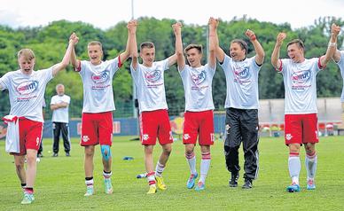 Juhuuuu 17! Mit diesem Schriftzug auf ihren Staffelsieger-Shirts feiern die U17-Fußballer von RB mit Trainer Frank Leicht. Folgt nun noch der deutsche Meistertitel? 