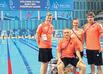 Bild: Malte Striegler, Lutz Riemann, Lisa Kohnert und Max Poschart (v.l.) in der Schwimmhalle in Baku.