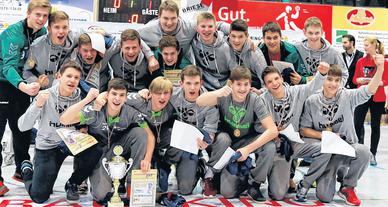 So sehen Sieger aus: Die B-Jugend der SC DHfK Handball-Akademie gewinnt mit dem Sauerland-Cup das hochkarätigste Nachwuchsturnier Deutschlands. 