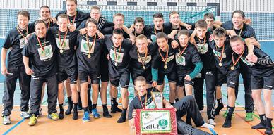 Mannschaftsfoto mit Meistertorte: Die DHfK-B-Jugend nach dem Titelgewinn.