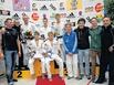 Bild: Die fünf Top-Kämpfer in den weißen Anzügen (von links: Paul Pink, Florian Pachel, Tobias Stöckel, Valentin Hethke, Emil Hennebach) mit Betreuern und Teamkollegen. 