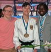 Bild: Bronze-Kämpfer Chris Lammers freut sich mit JCL-Coach Stefan Leonhardt (l.) und Bundestrainer Bruno Tsafack.