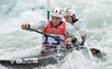Bild: Konzentriert im wilden Wasser: Niklas Hecht und Alexander Weber.