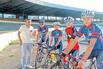 Bild: Uwe Ampler mit seinen Schützlingen (v. r.): Aaron Fuchs, Christian Röbel, Olivia Schoppe und Christian Berger auf der Leipziger Radrennbahn.
