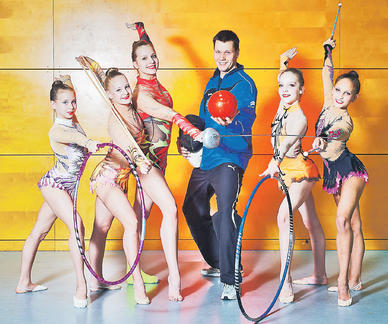 Gymnastik trifft Fechten: Michelle Kolensky, Victoria Friedrich, Annika Meyert, Anna-Lisa Haaße und Jenny Titov (v.l.) sowie Jörg Fiedler posieren für das DM-Doppel. Gymnastik trifft Fechten: Michelle Kolensky, Victoria Friedrich, Annika Meyert, Anna-Lisa Haaße und Jenny Titov (v.l.) sowie Jörg Fiedler posieren für das DM-Doppel.