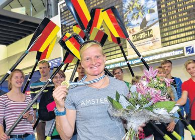 Riesiger Bahnhof für Ruder-Weltmeisterin Annekatrin Thiele gestern Nachmittag auf dem Flughafen in Schkeuditz. Riesiger Bahnhof für Ruder-Weltmeisterin Annekatrin Thiele gestern Nachmittag auf dem Flughafen in Schkeuditz.