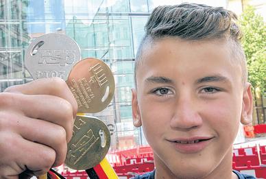 Zweimal Gold und einmal Silber: DHfK-Schwimmer Michael Schäffner ist sichtlich stolz auf seine Erfolge bei den deutschen Jahrgangs-Meisterschaften.