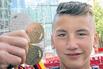 Bild: Zweimal Gold und einmal Silber: DHfK-Schwimmer Michael Schäffner ist sichtlich stolz auf seine Erfolge bei den deutschen Jahrgangs-Meisterschaften.