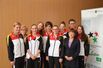 Bild: Sachsens Kultusministerin Brunhild Kurth mit Dana Hiersemann, Profilsportlehrerin am Sportgymnasium; Martina Seibt, Referentin für Schulsport im Sächsischen Kultusministerium, sowie den Schul-Weltmeisterinnen Josefine Glasner, Juliane Assmann, Lea Marsch, Louise Fuierer, Michelle Zehmisch, Bianca Bogen (v. l.) und Sebastian Zechlin, Trainer am Bundesstützpunkt Schwimmen