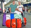 Bild: Trainer Eric Werner (l.) verabschiedet Martin Schulz nach Rio.