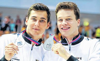 Die Silber-Jungs Stephan Feck (l.) und Patrick Hausding präsentieren ihre Medaillen.