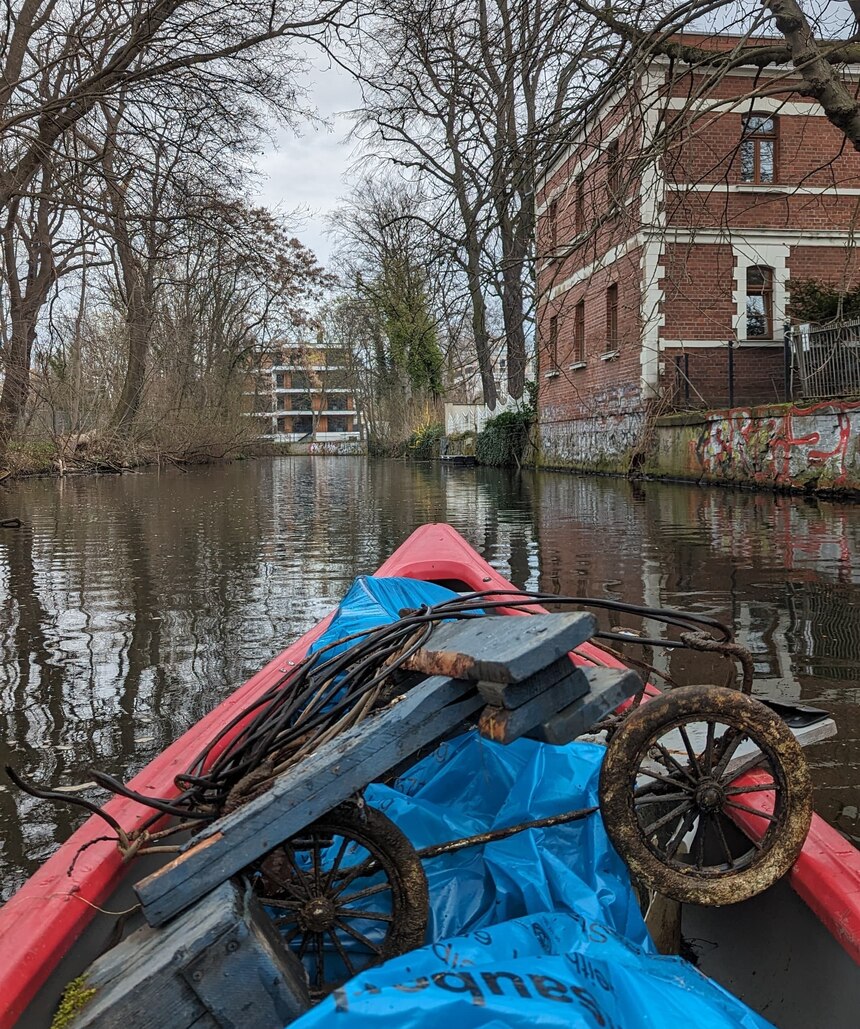 Foto: Kanu mit eingesammeltem Müll auf Kanal.