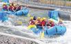 Bild: Die Gummireiter kämpfen im Wildwasserkanal gegen die Markranser - letztlich vergeblich, auch wenn das Team vom Rudolf-Hildebrand-Gymnasium Markkleeberg im Bild noch die Nase vorn hat. Die Mittelschule Markranstädt kam am Ende auf den vierten Rang.
