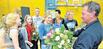 Bild: Verabschiedungs-Marathon: Lutz Dencker ist dem unruhigen Lehrer-Ruhestand ganz nahe. Gestern dankten ihm Schüler in der Arena, die Kollegen des Sportgymnasiums schoben ein Fahrrad vor. Heute folgt der offizielle Teil.
