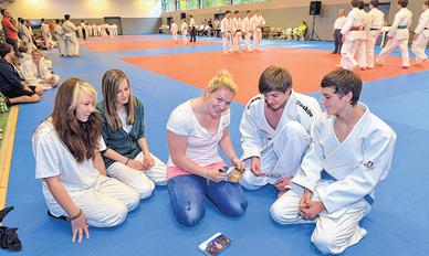Die Olympiazweite Kerstin Thiele (Mitte) hat für die Jugend-trainiert-Landesfinalisten einen ganzen Stapel Autogrammkarten mitgebracht. Die Olympiazweite Kerstin Thiele (Mitte) hat für die Jugend-trainiert-Landesfinalisten einen ganzen Stapel Autogrammkarten mitgebracht.