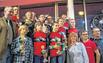 Bild: Traditionelle Ehrung beim Sponsor: Die Sieger des für die Talentesichtung so wichtigen Bike-Department-Ost-Cups präsentieren sich mit den Veranwortlichen und zeigen stolz ihre Pokale, die sie nach 26 Wettbewerben auf der Radrennbahn erkämpften. Vorn, v. l.: Sachsens Radsport-Präsident Holger Tschense, Marc-Leon Grobleben, Christian Röbel, Marius Hofmann, Manuela Götze, Sponsor Gerd May, Wolfgang Schoppe. Hinten, v. l.: Jörg Koppe, Leila Künzel, Bernd Kessler, Steffen Schröter, Martin Goetze, Felix Groß, Maximilian Ritschel, Michael Ritschel.