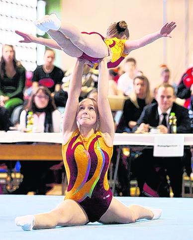 Angespannte Lage: Antonia Lupa (unten) und Lara-Sophie Ott (TuG). Angespannte Lage: Antonia Lupa (unten) und Lara-Sophie Ott (TuG).