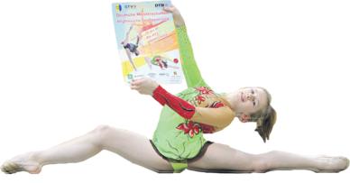 Spagat mit Plakat: Gymnastin Maja Kuzmin. Spagat mit Plakat: Gymnastin Maja Kuzmin.