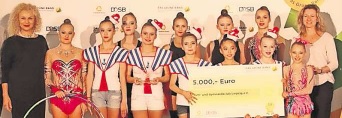 Ausgezeichnete Arbeit: Das Gymnastik-Team des TuG Leipzig um Margaryta Stolbin (l.) und Jeannette Haage-Zoyke (r.) nach der Preisverleihung in Dresden.