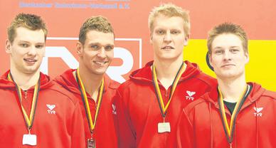 Das SSG-Quartett Serghei Golban (19), Stefan Herbst (33), Tony Wiegmann (21) und Hannes Heyl (25) freut sich über Silber in der Lagenstaffel (v.l.). Das SSG-Quartett Serghei Golban (19), Stefan Herbst (33), Tony Wiegmann (21) und Hannes Heyl (25) freut sich über Silber in der Lagenstaffel (v.l.).