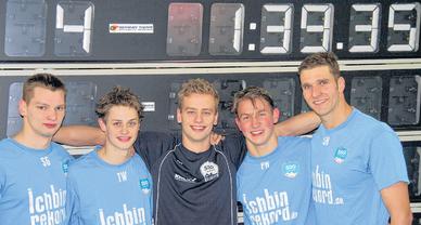 Die T-Shirts mit dem Aufdruck "ichbinrekord.de" erhalten Serghei Golban, Tommi Wolst, Philipp Sikatzki und Stefan Herbst (von links) unmittelbar nach ihrer geglückten Rücken-Staffel. In der Mitte freut sich Tobias Horn mit dem Quartett. Der Kraulspezialist gehört zur silbernen Freistil-Staffel. Die T-Shirts mit dem Aufdruck "ichbinrekord.de" erhalten Serghei Golban, Tommi Wolst, Philipp Sikatzki und Stefan Herbst (von links) unmittelbar nach ihrer geglückten Rücken-Staffel. In der Mitte freut sich Tobias Horn mit dem Quartett. Der Kraulspezialist gehört zur silbernen Freistil-Staffel.
