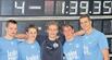 Bild: Die T-Shirts mit dem Aufdruck "ichbinrekord.de" erhalten Serghei Golban, Tommi Wolst, Philipp Sikatzki und Stefan Herbst (von links) unmittelbar nach ihrer geglückten Rücken-Staffel. In der Mitte freut sich Tobias Horn mit dem Quartett. Der Kraulspezialist gehört zur silbernen Freistil-Staffel.