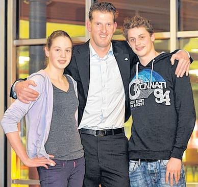  Post-SV-Chef Uwe Bodusch mit Tommi Wolst und Michelle Zehmisch.