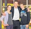 Bild: Post-SV-Chef Uwe Bodusch mit Tommi Wolst und Michelle Zehmisch.