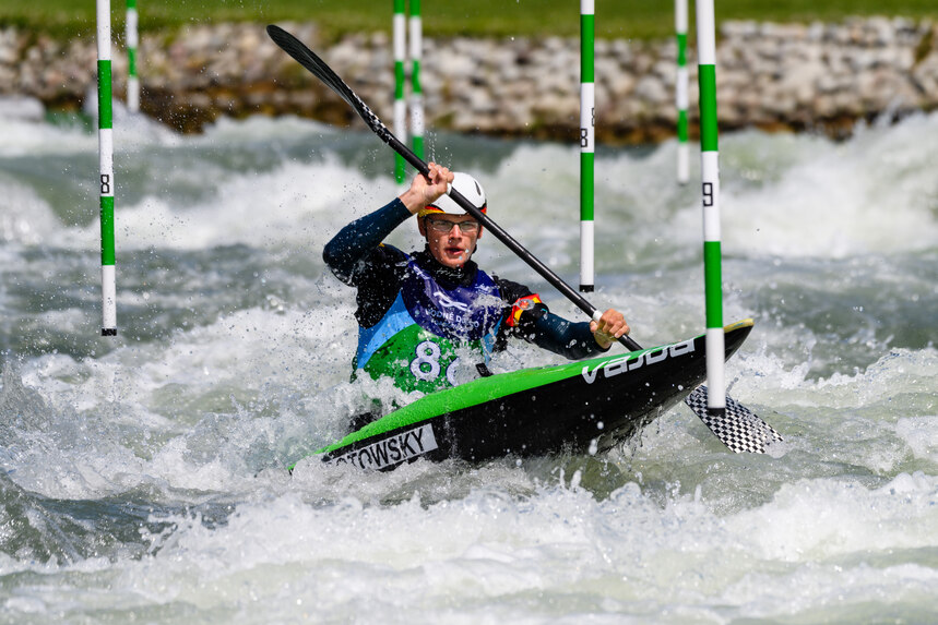 Foto: Erik Sprotowsky in einem Kanuslalom-Rennen.