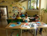 Schüler in Bibliothek