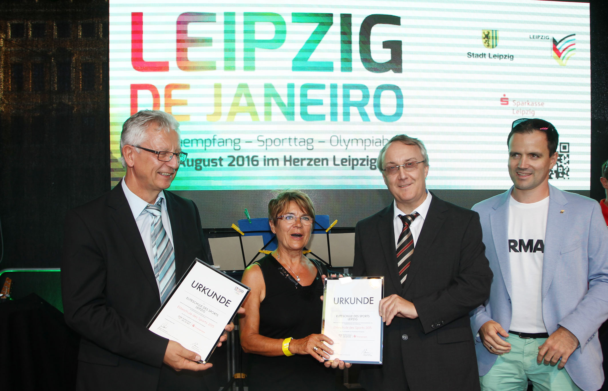 Übergabe der Ehrenurkunde "Eliteschule 2015" mit Hr. Rädler, Fr. Kühn, Hr. Hempel, Hr. Schreiber (v.l).