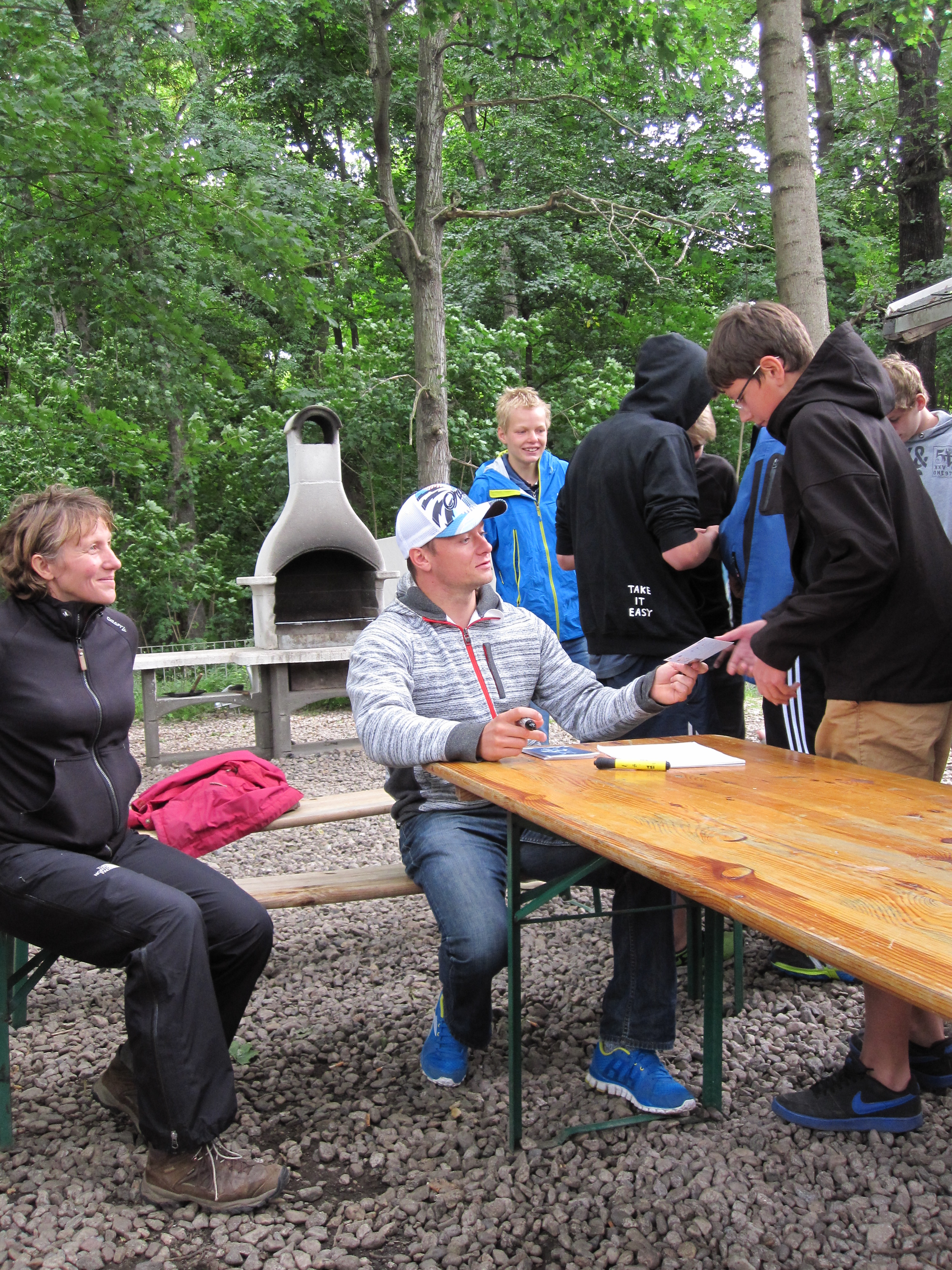 Robert Nuck beim Autogramme schreiben