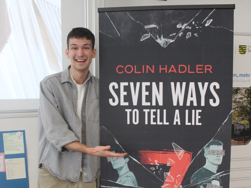 Foto: Colin Halder präsentiert sein neues Buch am Landessportgymnasium Leipzig.