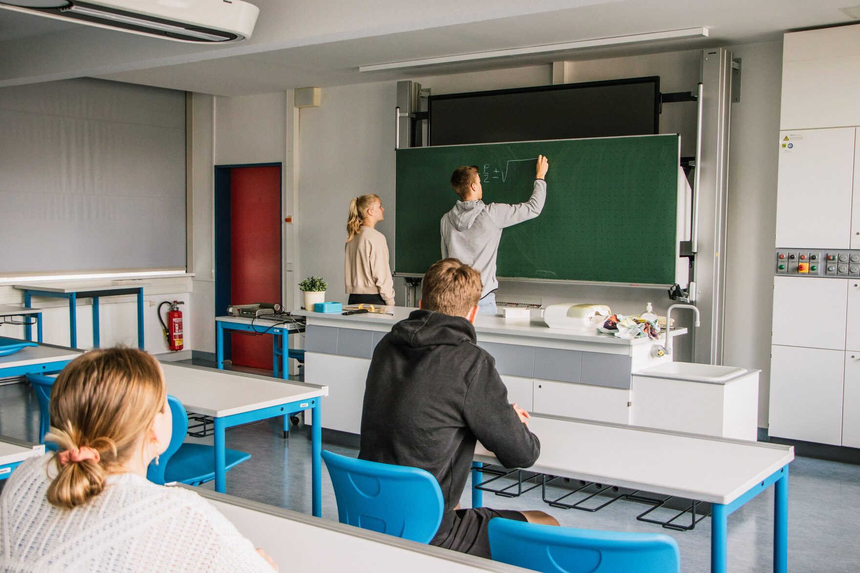 Foto: Unterrichtszene in einem Klassenraum.