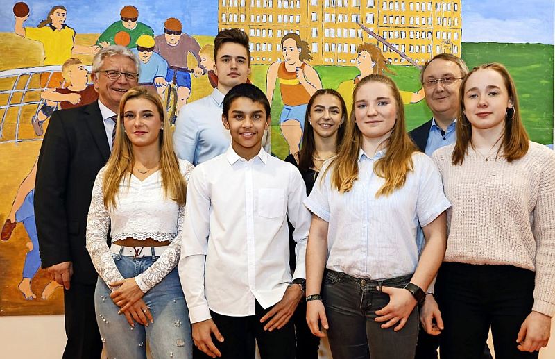Sport-Asse und Schul-Chefs (v. l.): Dieter Rädler, Jakob Nauck, Anastasia Blayvas, Uwe Hempel, Anna-Maria Hofmann, Karamjeet Holstein, Elisabeth Praetz und Luna Rothenberger.