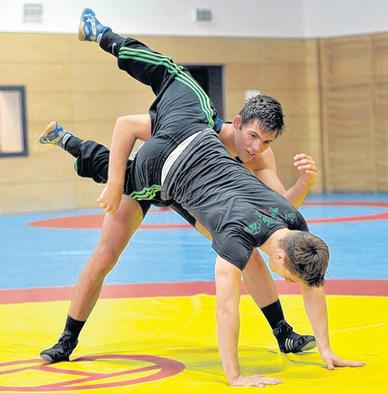 Erik Thiele (o.) bereitet sich im Stützpunkt Leipzig auf die Kadetten-WM vor. Erik Thiele (o.) bereitet sich im Stützpunkt Leipzig auf die Kadetten-WM vor.