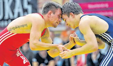 Harte Punktejagd in Ringer-Liga zwei: Dustin Scherf (l.), hier im Duell mit Thalheims Peter Haase, zählt zu den Leistungsträgern der WKG Leipzig-Taucha. Harte Punktejagd in Ringer-Liga zwei: Dustin Scherf (l.), hier im Duell mit Thalheims Peter Haase, zählt zu den Leistungsträgern der WKG Leipzig-Taucha.