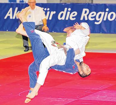 Spektakulär: Der Georgier Chkhvimani (blau) wirft Florian Pachel.