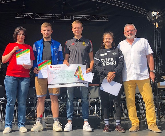 Nachwuchs-Asse auf der Bühne: Kati Friedrich (Filialdirektorin Sparkasse Leipzig), Niclas Helbig (Patenschaft Sparkasse Leipzig), Felix Groß (Sportler des Monats April), Anastasia Blayvas (Sportlerin des Monats Mai), Dr. Winfried Nowack (Leiter OSP Leipzig) Nachwuchs-Asse auf der Bühne: Kati Friedrich (Filialdirektorin Sparkasse Leipzig), Niclas Helbig (Patenschaft Sparkasse Leipzig), Felix Groß (Sportler des Monats April), Anastasia Blayvas (Sportlerin des Monats Mai), Dr. Winfried Nowack (Leiter OSP Leipzig)