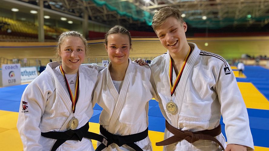 Yara Slamberger - Deutsche U21 Meisterin -57kg / Helene Foede 5.Platz -63kg / Lennart Slamberger - Deutscher U21 Meister -66kg (v.l.) Yara Slamberger - Deutsche U21 Meisterin -57kg / Helene Foede 5.Platz -63kg / Lennart Slamberger - Deutscher U21 Meister -66kg (v.l.)