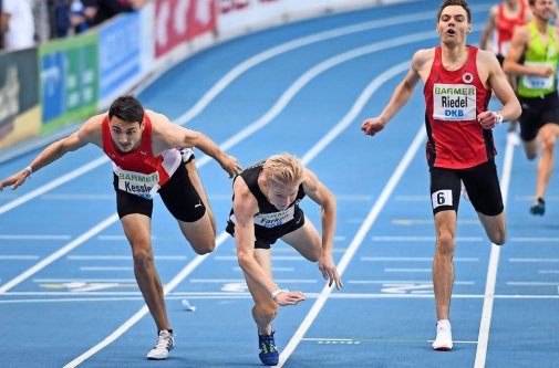 Robert Farken (Mitte) zeigt eine taktische und kämpferische Meisterleistung – der Leipziger rettet über 800 Meter drei Hundertstel Vorsprung ins Ziel. Robert Farken (Mitte) zeigt eine taktische und kämpferische Meisterleistung – der Leipziger rettet über 800 Meter drei Hundertstel Vorsprung ins Ziel.