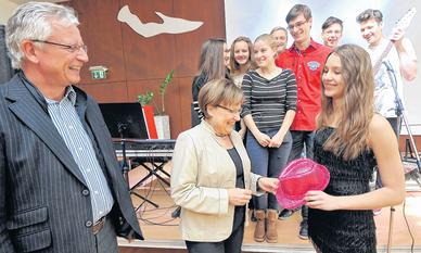 Hut ab: Brunhild Kurth zollt Gymnastin Annika Meyert und der hochkarätigen Schulband großes Lob, Sportgymnasiumsleiter Dieter Rädler freut's. Hut ab: Brunhild Kurth zollt Gymnastin Annika Meyert und der hochkarätigen Schulband großes Lob, Sportgymnasiumsleiter Dieter Rädler freut's.