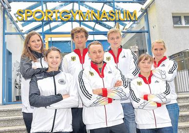 Schulstart mit Ehrung: Nele Reimer, Joanna Rode, Tilmann und Leonhard Bayn, Piet Wagner, Karolin Wagner sowie Kira Kubbe (v.l.). Schulstart mit Ehrung: Nele Reimer, Joanna Rode, Tilmann und Leonhard Bayn, Piet Wagner, Karolin Wagner sowie Kira Kubbe (v.l.).