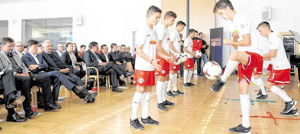 Die U16- und U17-Kicker des bei RB angesiedelten Nachwuchsleistungszentrums zeigen den Ehrengästen eine Showeinlage am Ball.