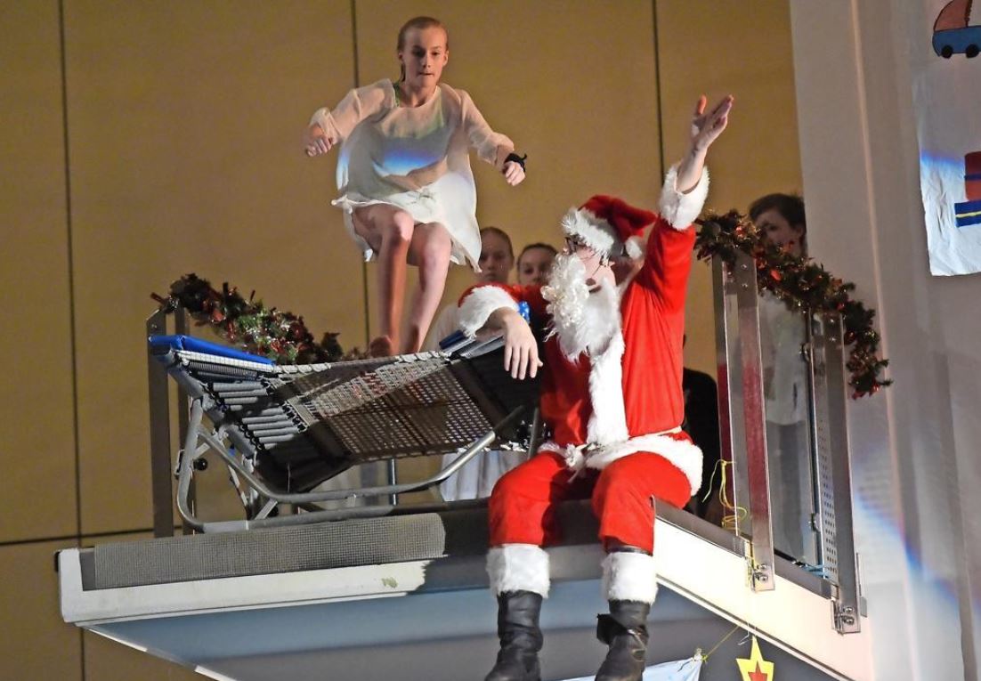Auf dem Sprungturm, da weihnachtet es sehr. Knecht Ruprecht konnte sich in der Schwimmhalle noch ein paar Bewegungen abschauen.