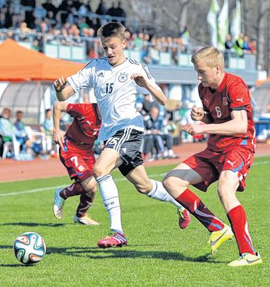 Der Leipziger Felix Beiersdorf (l.) sichert den Ball vor dem Prager Daniel Köstl. Der Leipziger Felix Beiersdorf (l.) sichert den Ball vor dem Prager Daniel Köstl.