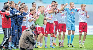 So sehen Sieger aus: Die U17 der Rasenballer feiert sich und den Finaleinzug. So sehen Sieger aus: Die U17 der Rasenballer feiert sich und den Finaleinzug.