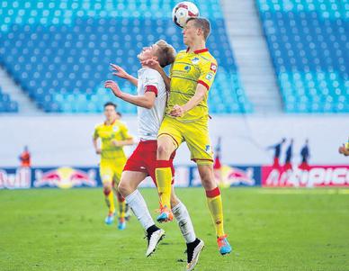 Im Kampf um die Lufthoheit: RB-Spieler Fridolin Wagner (l.) wird von Hoffenheims Lukas Hoffmann gedrückt. Im Kampf um die Lufthoheit: RB-Spieler Fridolin Wagner (l.) wird von Hoffenheims Lukas Hoffmann gedrückt.